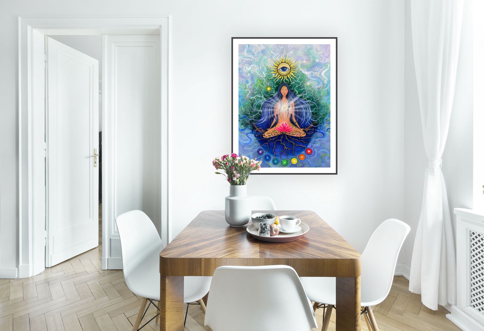pictură decorativă cu chakre colorate și femeie meditând
