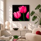 Print Lalele cu flori roz vibrante si accente verzi pe fundal negru, o piesa de arta decorativa moderna potrivita pentru living, dormitor, birou sau spatii creative.