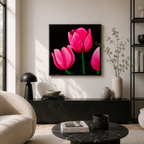 Print artistic Lalele, cu lalele roz vibrante si tulpini verzi pe fundal negru, creat pentru a adauga culoare si personalitate unui spatiu modern.