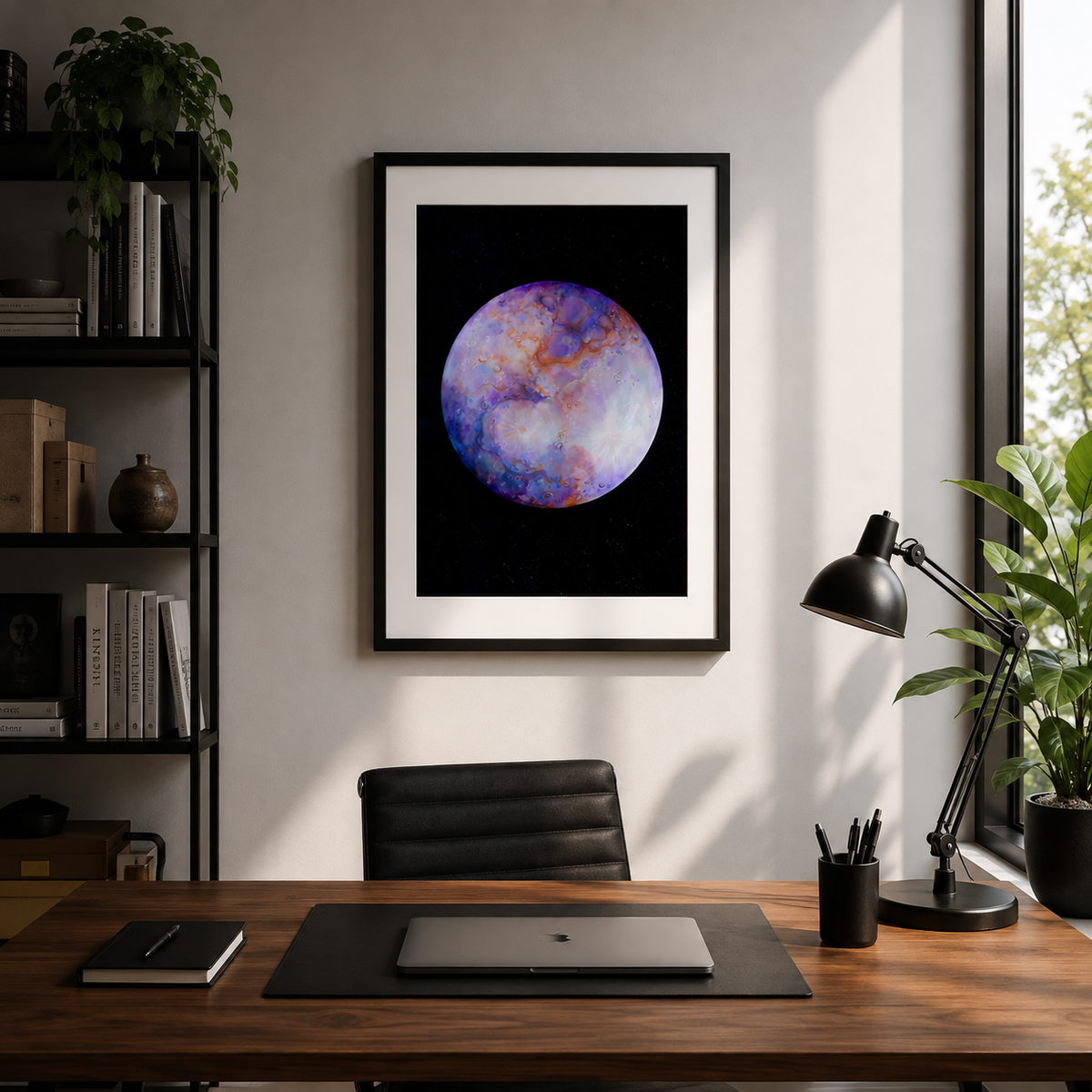 Print de arta inspirat de univers, cu o planeta picturala pe fundal negru presarat cu stele, potrivit pentru interioare moderne, minimaliste sau contemporane.