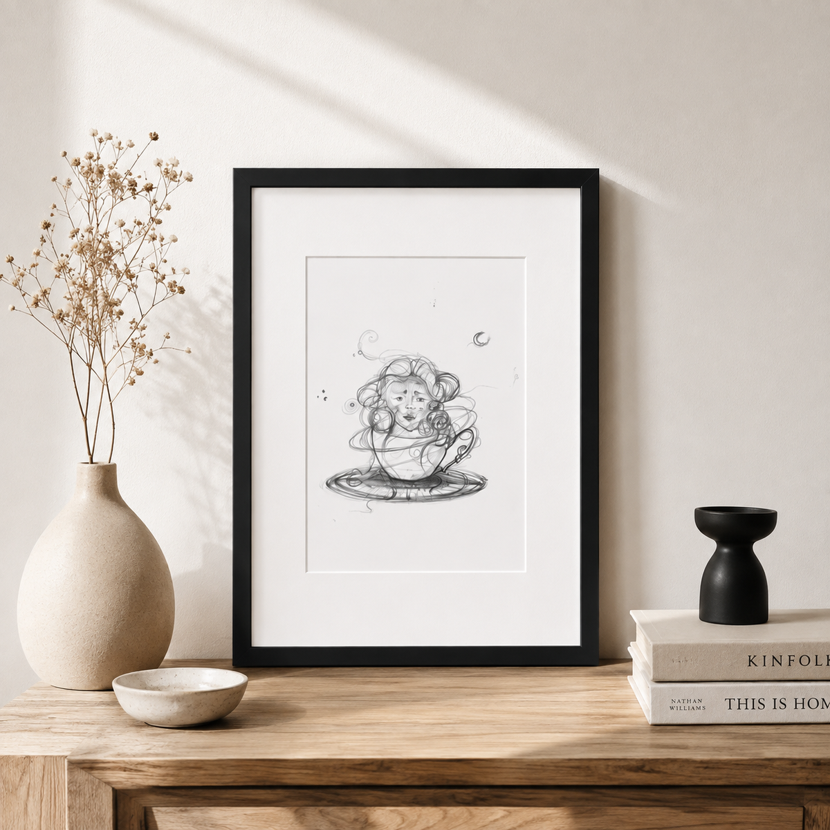 Imagine de prezentare a printului "Visul", realizat dupa un desen original in creion. Rama neagra si passepartout-ul alb evidentiaza compozitia, oferind inspiratie pentru integrarea lucrarii intr-un decor contemporan.