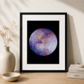 Print artistic cu planeta abstracta in tonuri de mov, lila, albastru si accente calde, pe fundal negru cu stele. Un decor modern si expresiv pentru casa.