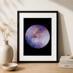 Print artistic cu planeta abstracta in tonuri de mov, lila, albastru si accente calde, pe fundal negru cu stele. Un decor modern si expresiv pentru casa.