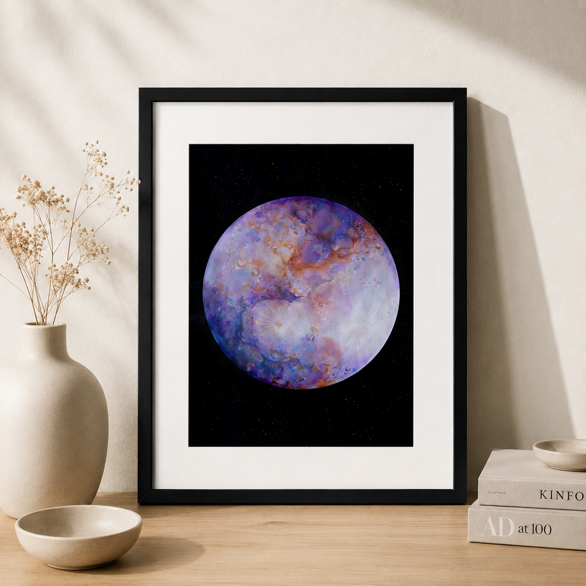 Print artistic cu planeta abstracta in tonuri de mov, lila, albastru si accente calde, pe fundal negru cu stele. Un decor modern si expresiv pentru casa.