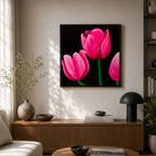 Print decorativ Lalele prezentat intr-un interior elegant, cu flori roz intense care contrasteaza cu fundalul negru si creeaza un punct focal in incapere.