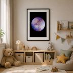 Print cu planeta in nuante pastelate de mov, lila si albastru, prezentat intr-o camera de copii luminoasa si moderna. Potrivit pentru un decor creativ inspirat de univers.