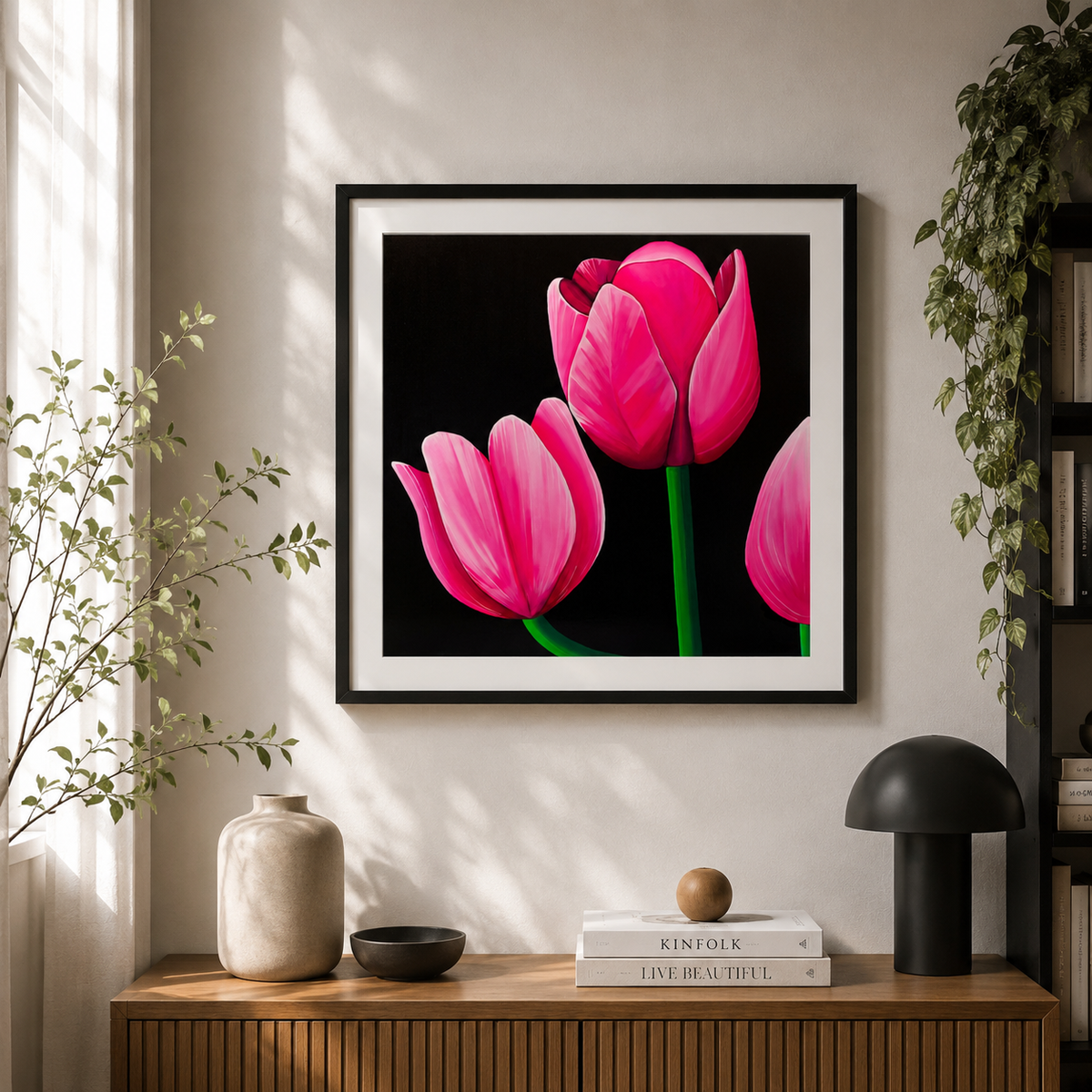 Print floral Lalele cu nuante vibrante de roz si verde pe fundal negru, potrivit pentru decorarea unui living, dormitor, birou sau hol contemporan.