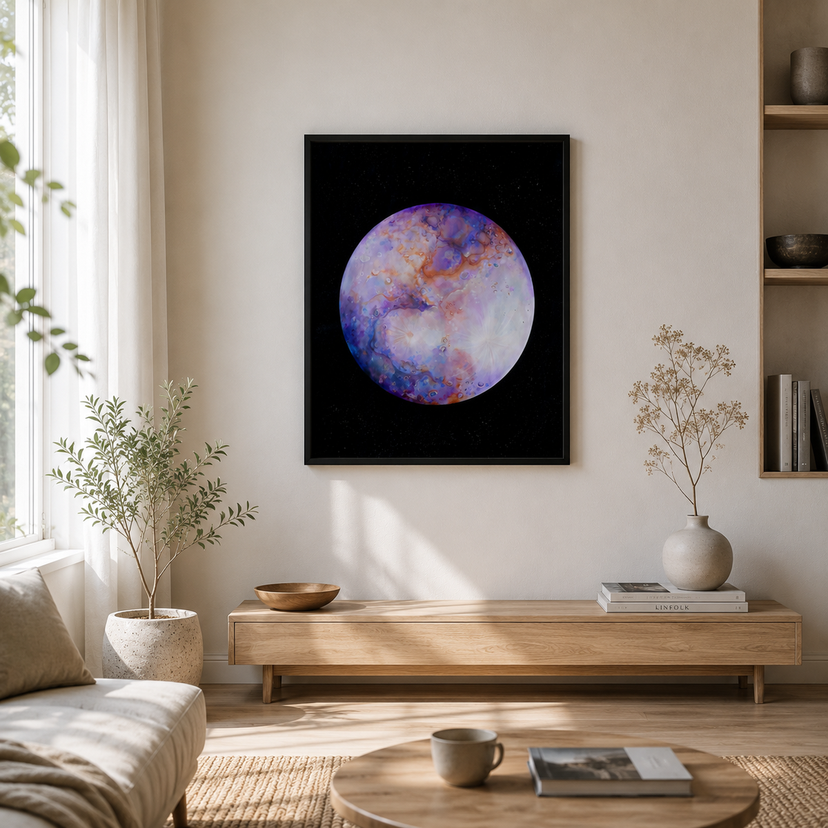 Print de arta cu estetica contemporana, planeta abstracta si detalii picturale in mov, roz, albastru si portocaliu, potrivit pentru amenajari interioare moderne.