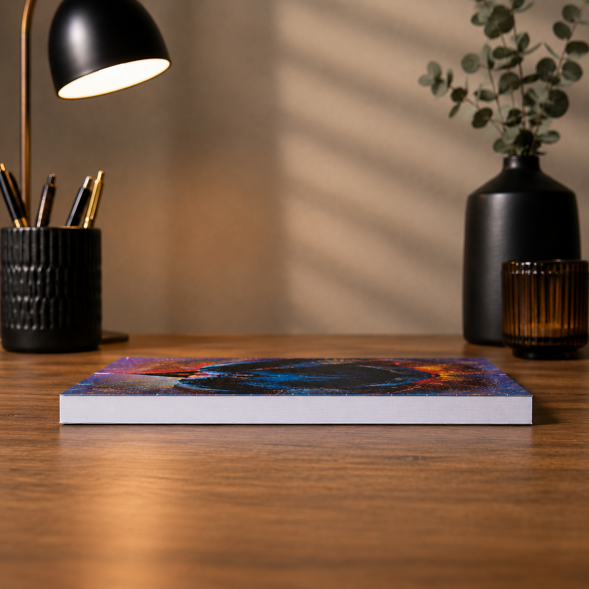Vedere laterala a notebookului Pipo Paper care evidentiaza grosimea, paginile dictando taiate drept si coperta subtire cu design abstract.